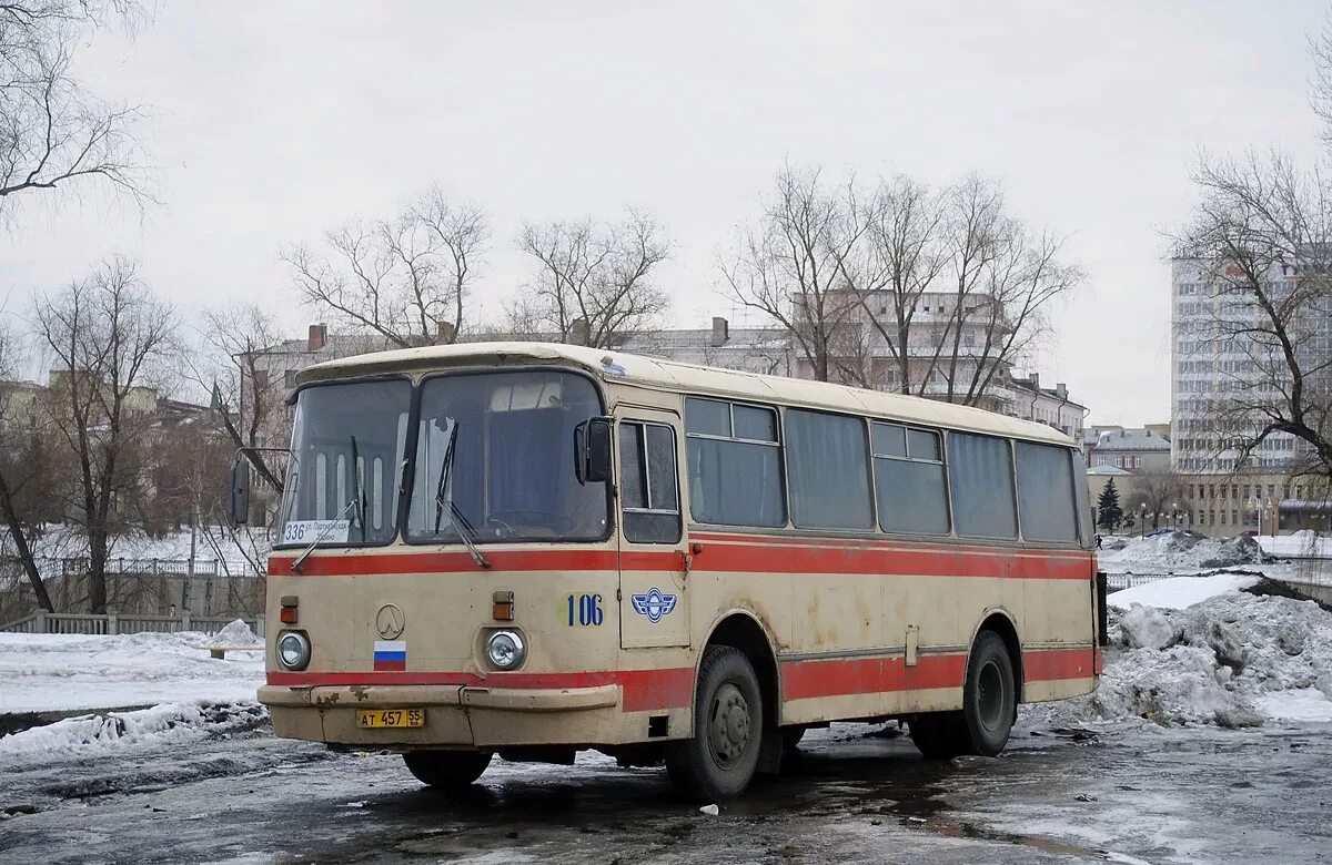 Октябрьский б класс 106 автобус. ЛАЗ 695 Омск. ЛИАЗ 677 И ЛАЗ 695. ЛАЗ 695н Владимирская область. ЛАЗ-695 автобус Омск.