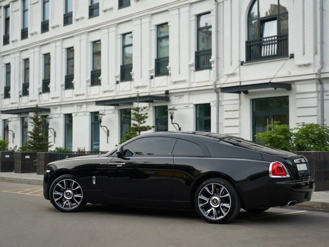 Роллс купе. Rolls Royce Ghost Coupe. Rolls Royce Wraith 2021 Black. Rolls Royce Wraith 2022. Rolls Royce Ghost купе.