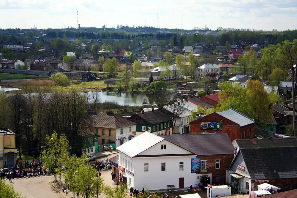 Город Валдай Новгородской области. Новгородская область город Валдай центр. Окраины Валдая. Численность населения города Валдай Новгородской области. Валдай население