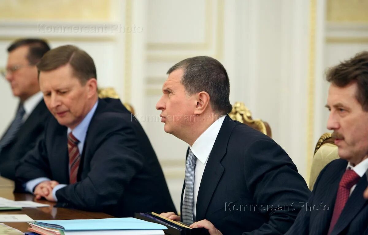 Правительство россии мишустин и путин. Мантуров денис валентинович. Руководитель и председатель правительства. Руководитель и председатель правительства. Заместитель мишустина григоренко.