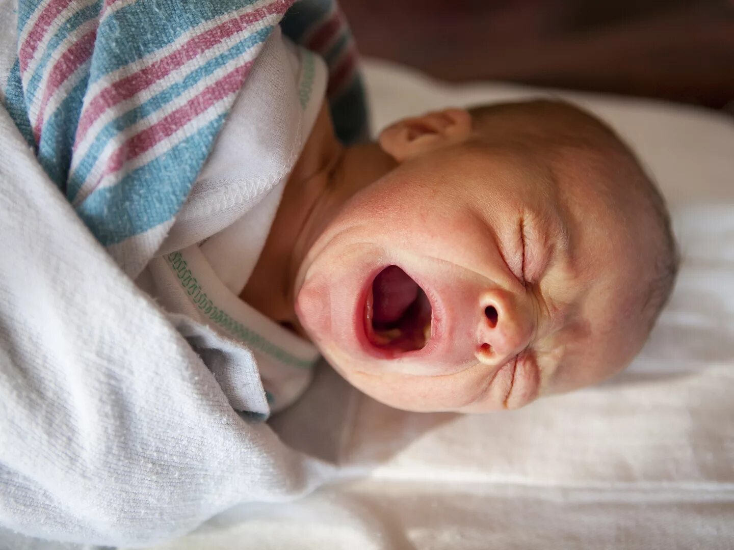 Больные дети до года. Первый крик новорожденного. Младенец плачет. Плач новорожденного ребенка. Плачущий новорожденный.
