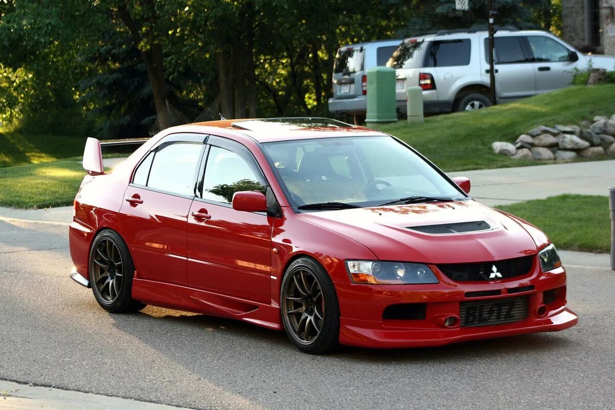 Mitsubishi lancer выпуска. Митсубиси лакшери Эволюшн. Митсубиси Лансер эволю. Митсубиси Лансер революшен. Митсубиси Лансер Эволюшн 1.