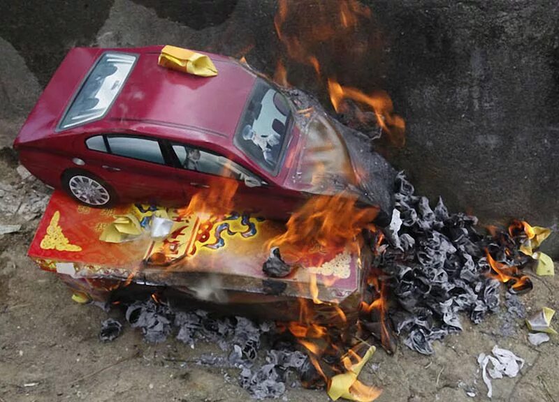 Сгоревшие вещи. Сгоревшая моделька машины. Сожжение бумажных денег.