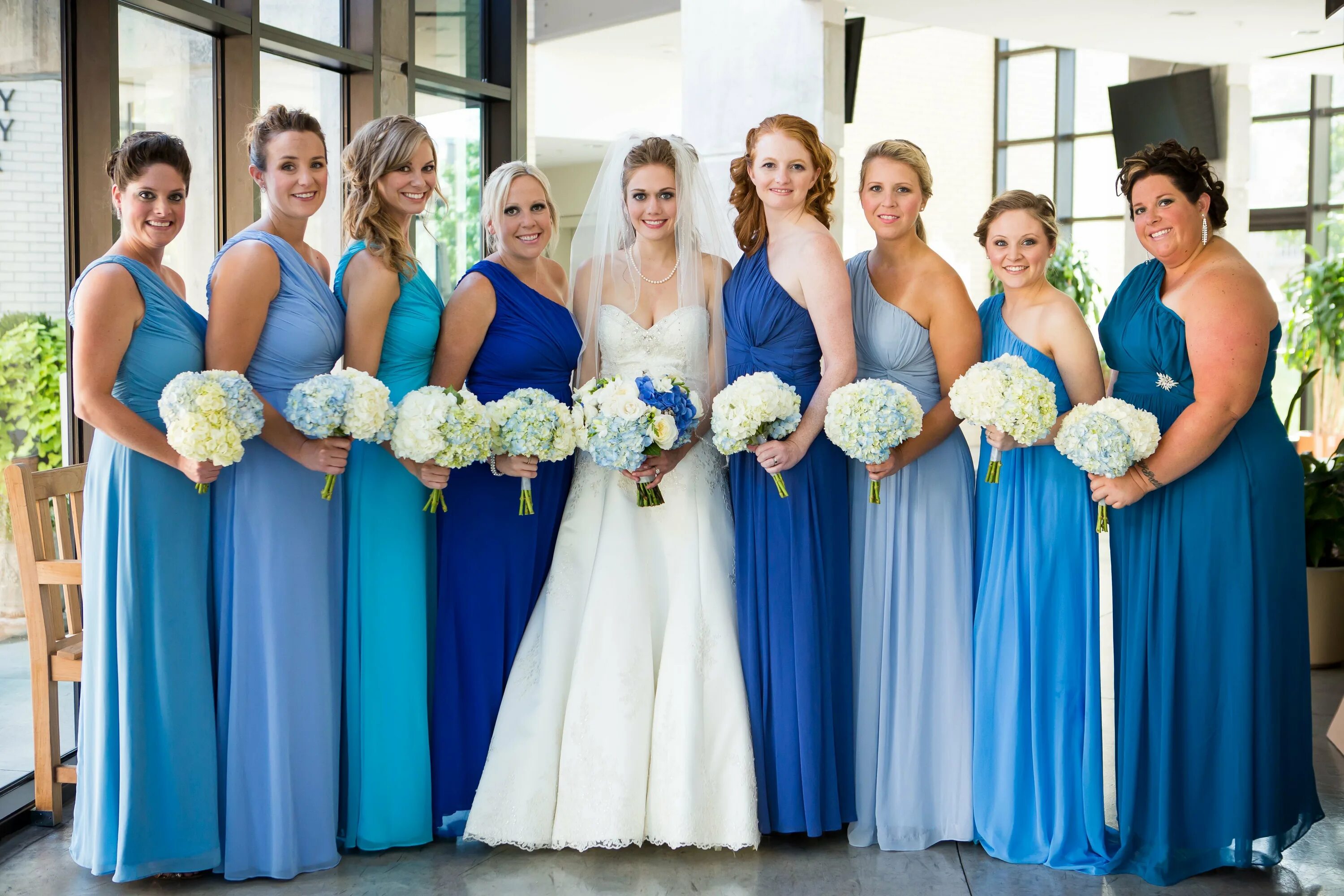 Мама в синем платье. Платье подружки невесты. Подружки невесты в голубом. Синее платье подружки невесты. Голубые платья для подружек невесты.