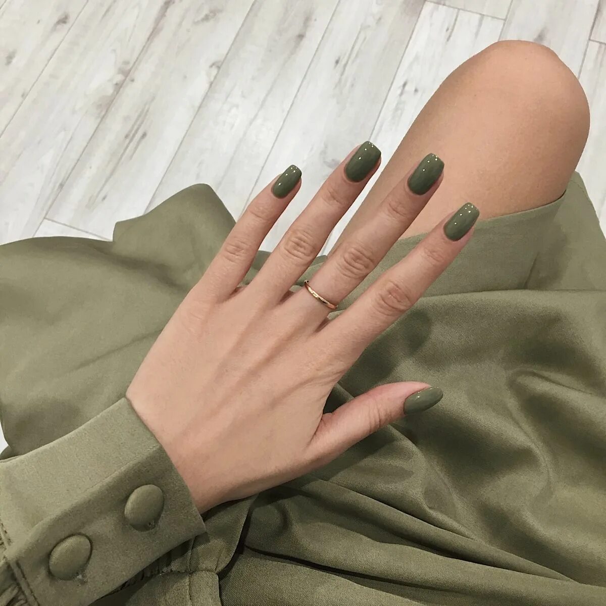 Маникюр в цветах хаки