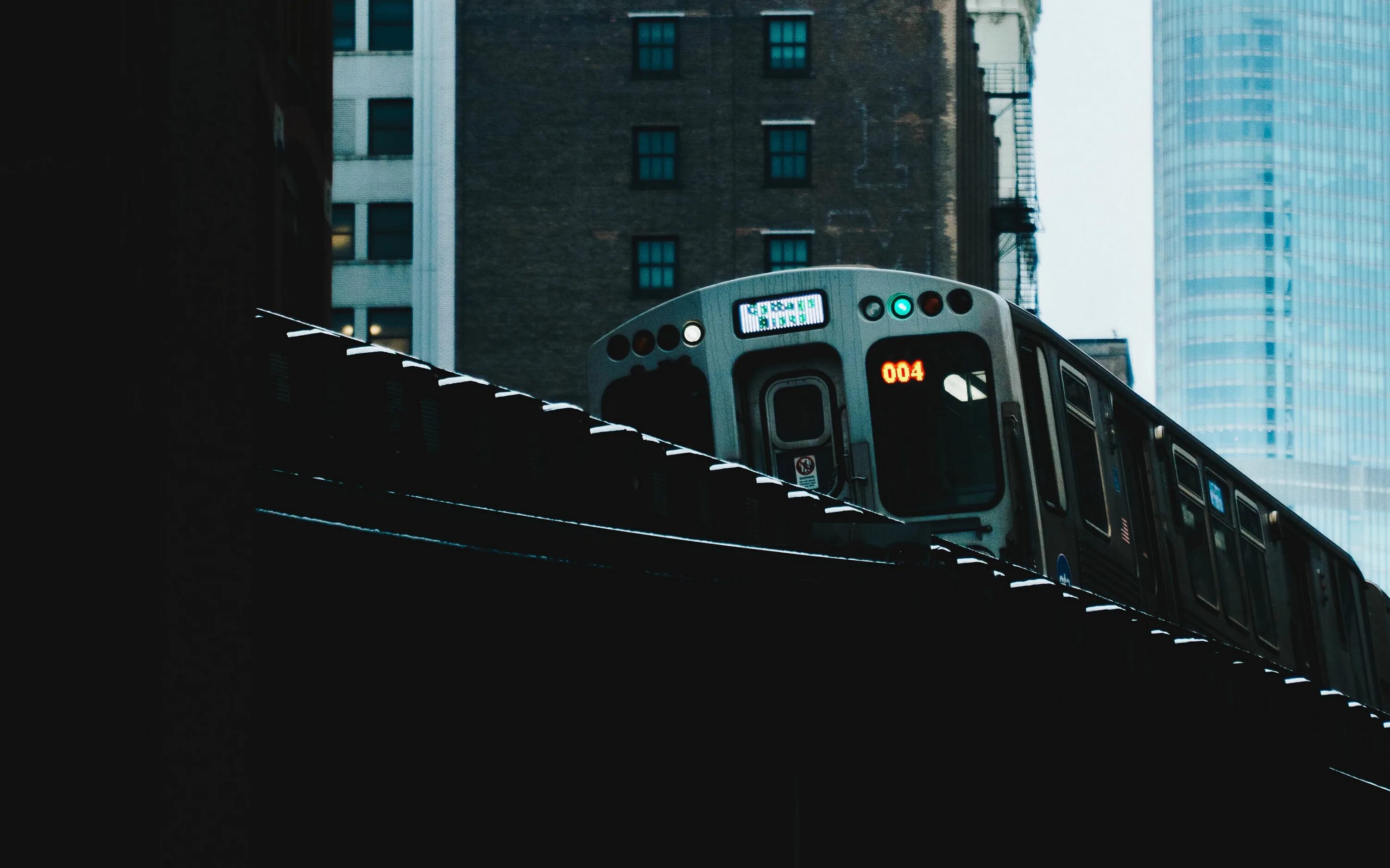 Пейзаж архитектура и транспорт. Поезд в городе. Современная архитектура мегаполиса. Поезд building. Обои на айпад 12.