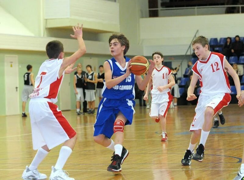 Баскетбол среди школ. Баскетбол Абакан 2004. Баскетбол в школе. Баскетбол подростки. Соревнования по баскетболу.