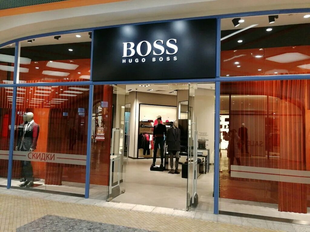 Дизайнер одежды босс 4 буквы. Хьюго босс бутик. Hugo Boss одежда. ГУМ Hugo Boss. Hugo Boss магазин.