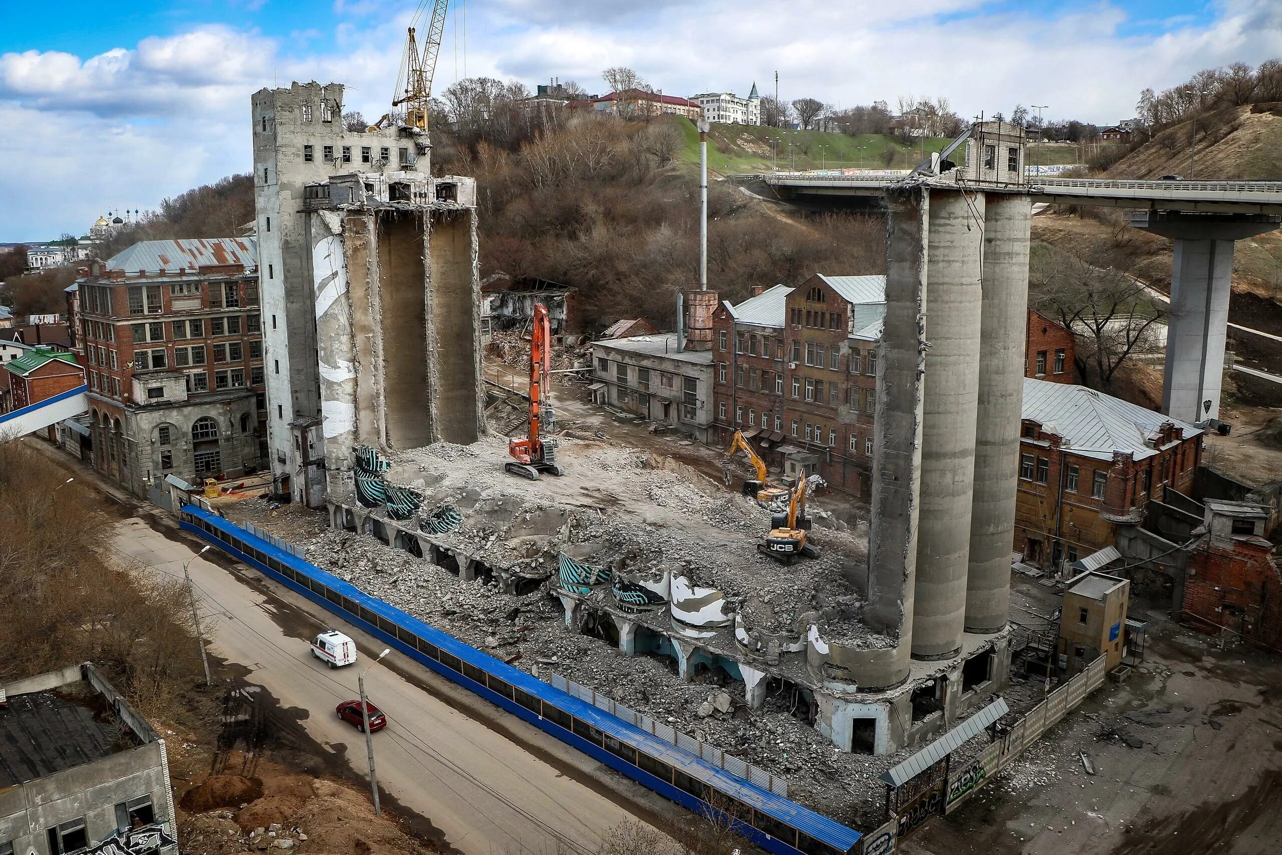 Нижегородский мукомольный завод башкирова. Окн. Окн. Ремонт обуви в красном селе. Асфальт вечером.