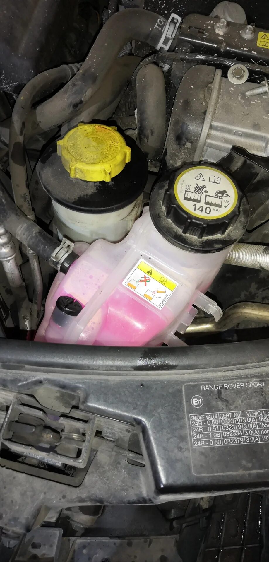 Range rover антифриз. Бачок охлаждающей жидкости ленд ровер дискавери 4. Антифриз для ландровер спорт. Охлаждающая жидкость range rover. Охлаждающая жидкость range rover.
