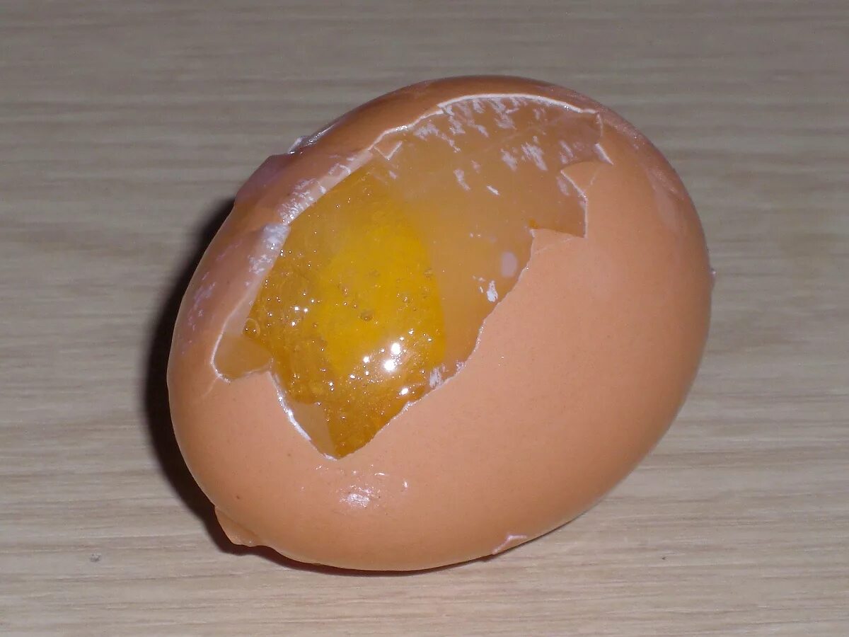 Можно ли есть варен яйца. Замороженные яйца. Замороженное куриное яйцо. Сырое куриное яйцо. Замороженное яйцо в скорлупе.