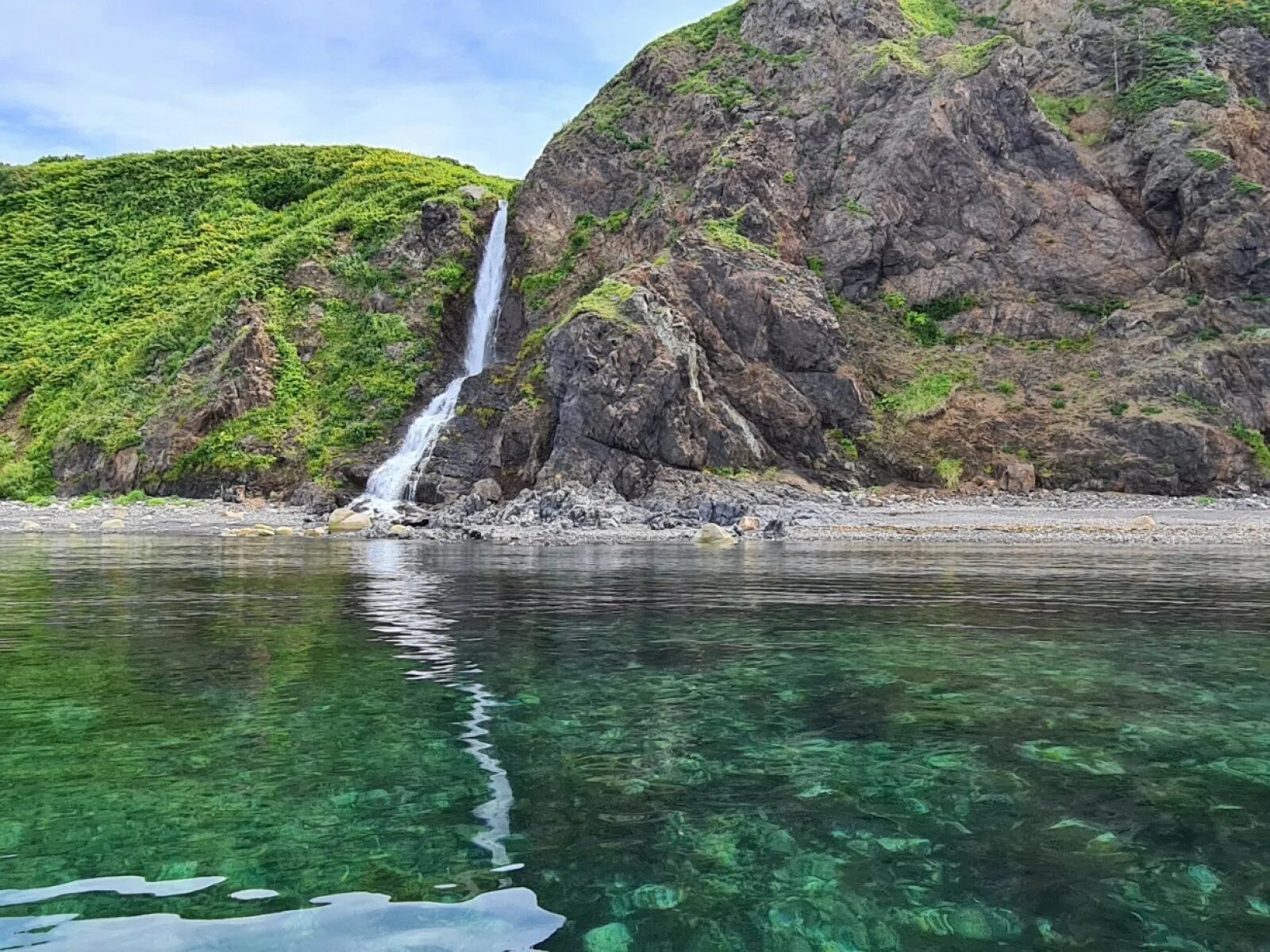 Остров Шикотан Курильские острова. Курилы остров Кунашир. Острова Итуруп Кунашир Шикотан. Курильские острова природная зона