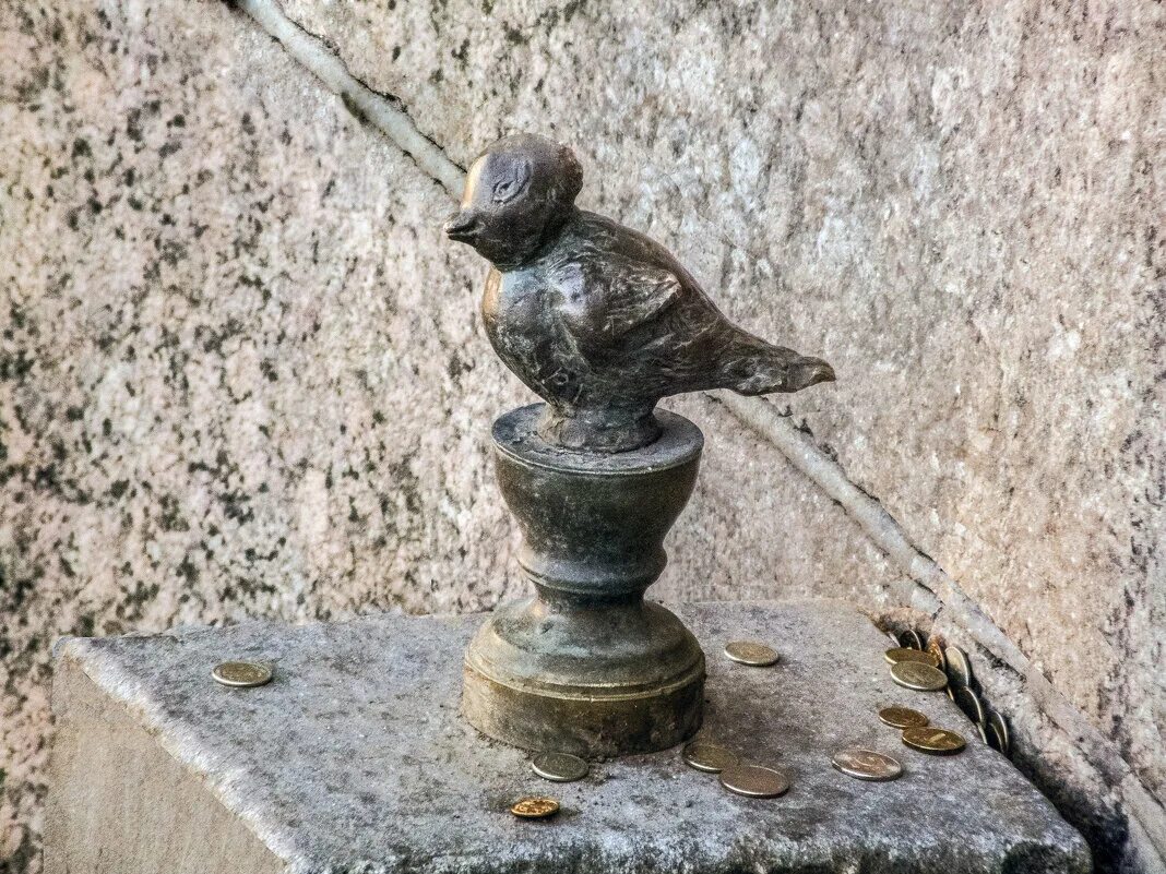 чижик-пыжик в санкт-петербурге. памятник чижику пыжику в питере. чижик пыжик питер. чижик пыжик питер. памятник чижику пыжику на фонтанке.
