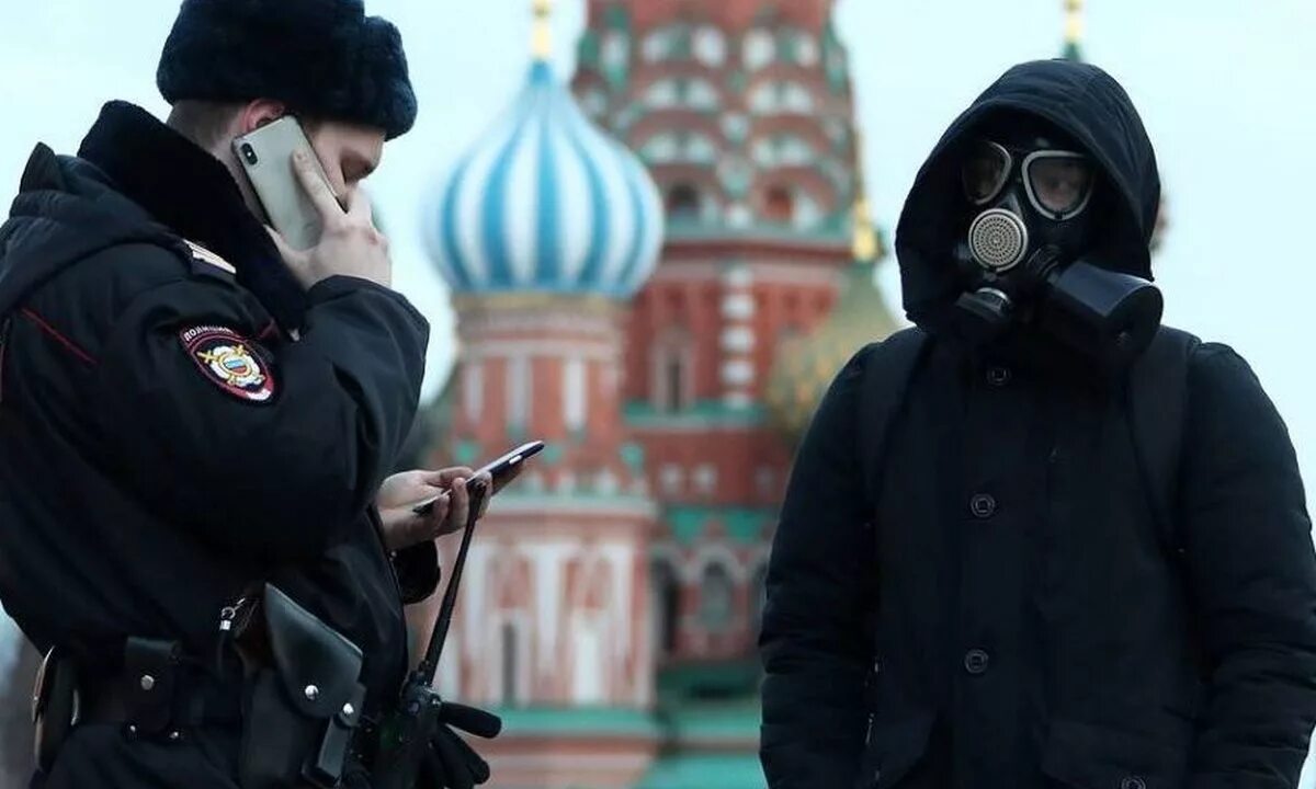 Сотрудники полиции в масках и перчатках. Введен ли. Карантин в москве 2020. Масочный режим в москве. Фото москвы в карантин.
