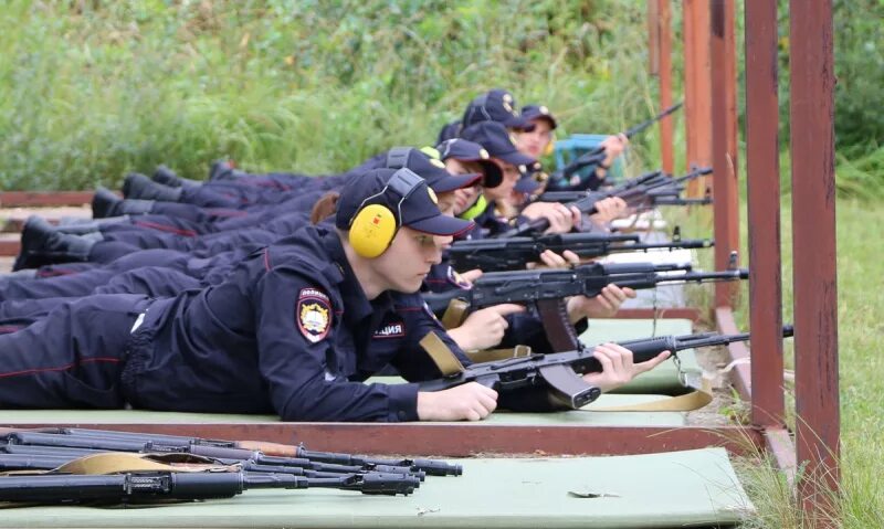 Порядок применения полицией физической силы специальных средств. МВД России полигон стрельбы. Учебные стрельбы полиции. Курсанты МВД. Огнестрельное оружие полиции.