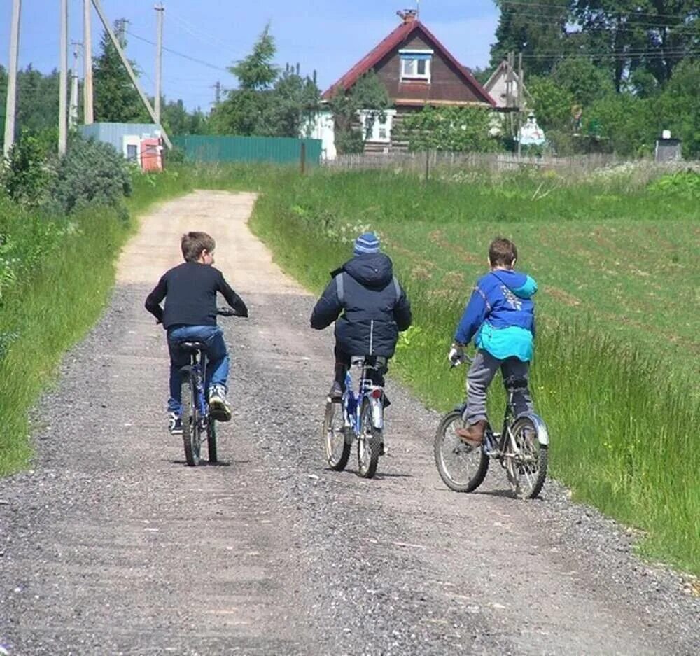 Друг сел с другим. Кататься на велосипеде в деревне. Деревенские дети на велосипеде. Катаются на великах в деревне. Дети на велосипедах в деревне.