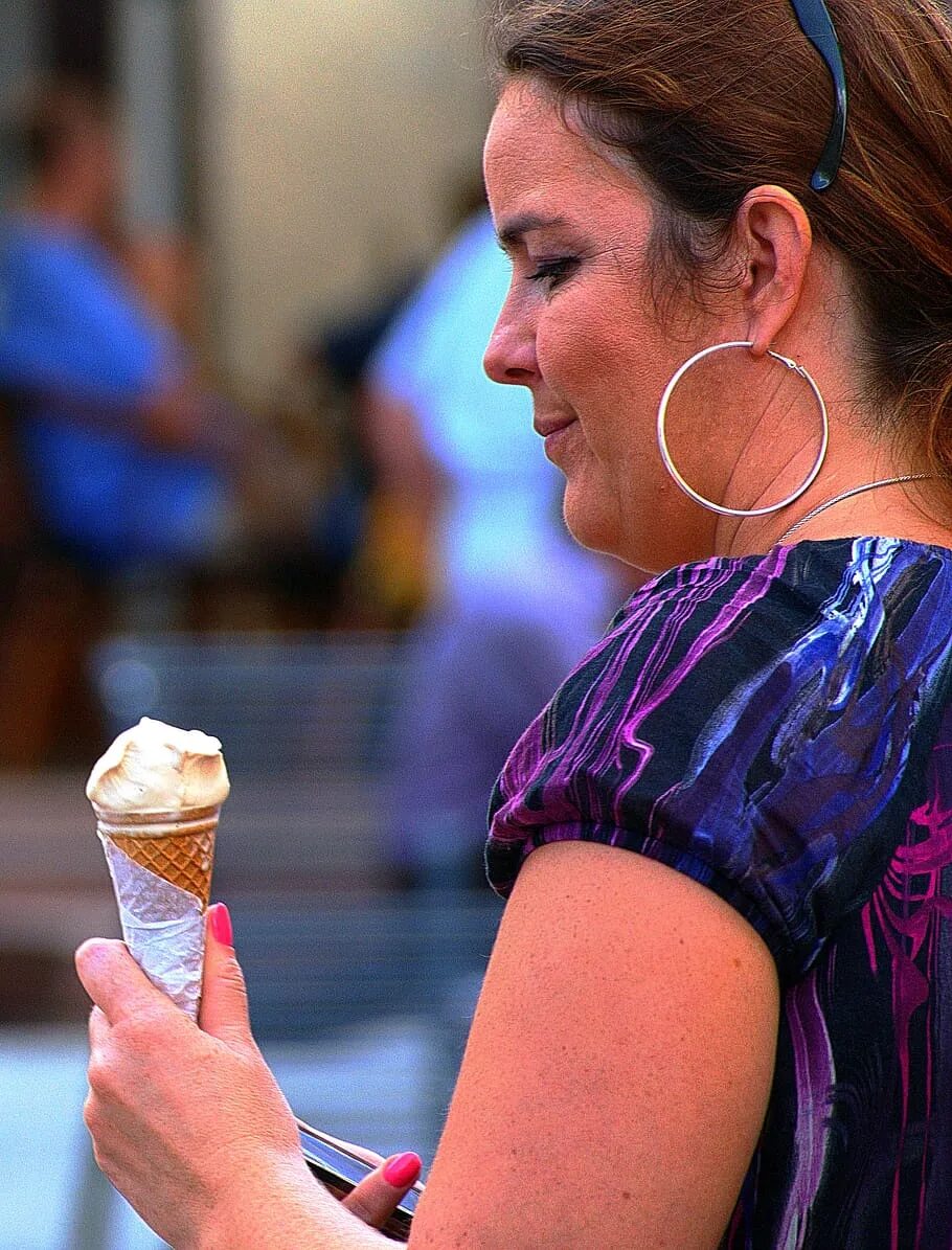 Толстое мороженое. Женщина ест мороженое. Мороженое для женщин. Девушка и мороженое. Девушка ест мороженое.