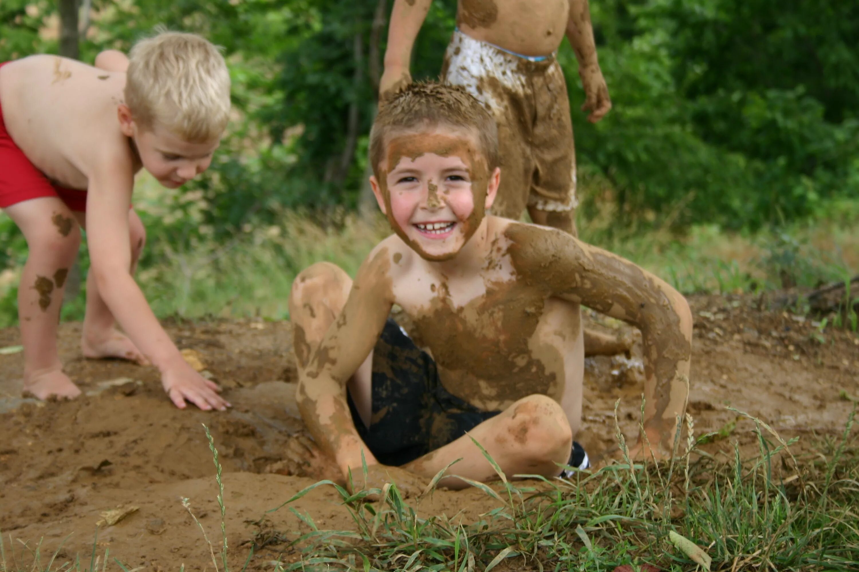 Fkk kids. Мальчик и девочка в грязи.