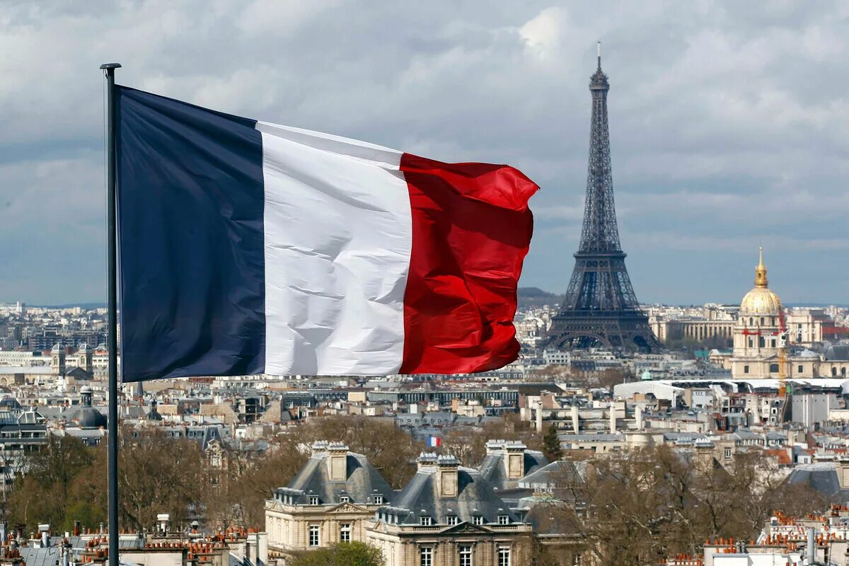 Франция изменилась. Флаг Франции. Держава Франции. Флаг Парижа. Франция политика.