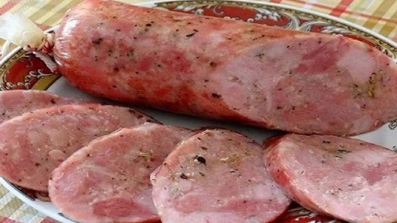 Колбаса из свинины. Колбаса говяжья домашняя. Домашняя вареная колбаса из свинины рецепт. Колбаса вареная. Колбаса рубленая куриная.