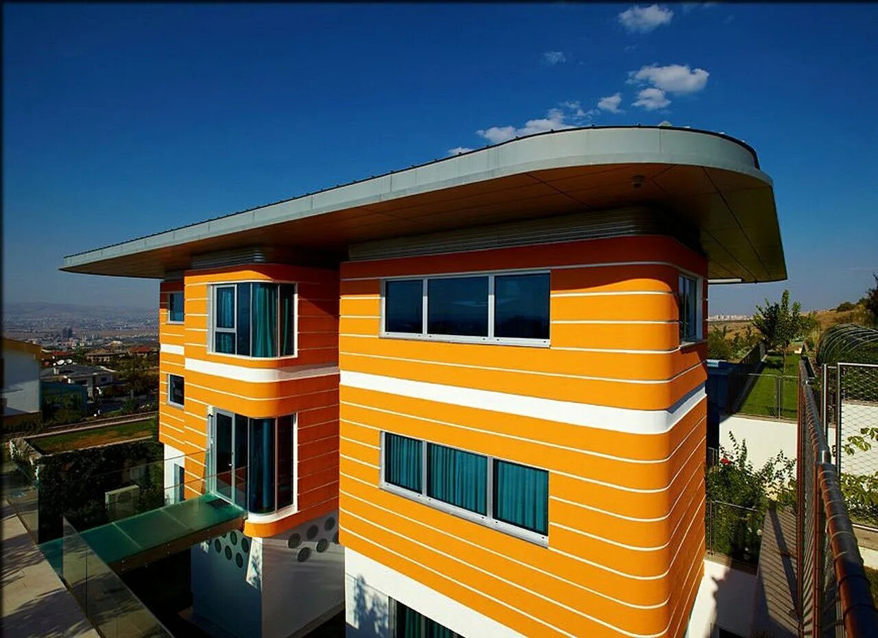Оранжевый дом. Оранжевые фасады домов. Необычные фасады домов. Разноцветные фасады домов.