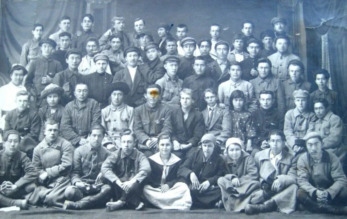 Наука 1914 1930 годы. Комсомольцы 1920 года. Казахстан 1920 год. Первые комсомольцы РКСМ. Казахстан в 1920-1930 годы.