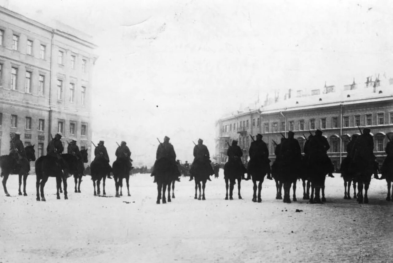 Фото 1905 год революция. Революция 1905 Дворцовая площадь. Кровавое воскресенье 9 января 1905 года. Кровавое воскресенье зимний дворец. Зимний дворец в 1905 году.