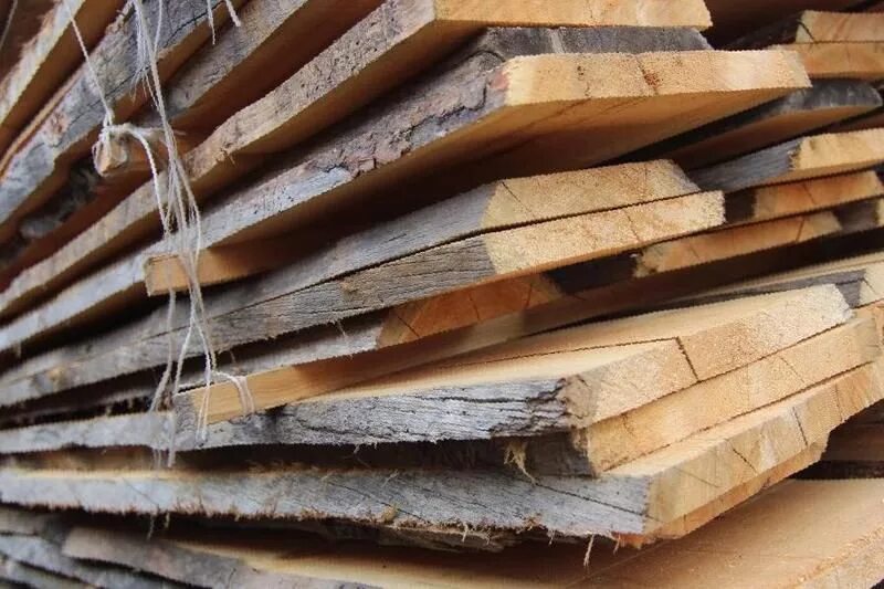 доска необрезная 25х300х6000. доска обрезная 40х150х6000 лиственница. необрезные пиломатериалы. пиломатериал обрезной необрезной. пиломатериал обрезной необрезной.