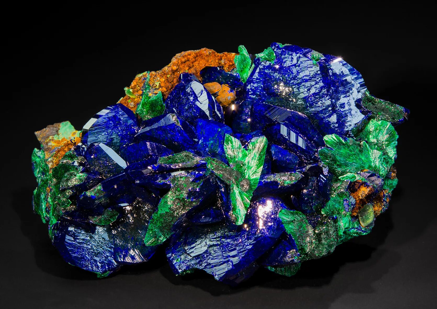 Азурит лазурит минерал. Gem янтарь. Где найти первозданную руду мира. Куприт красная медная руда. Рудой анатолий иванович википедия.