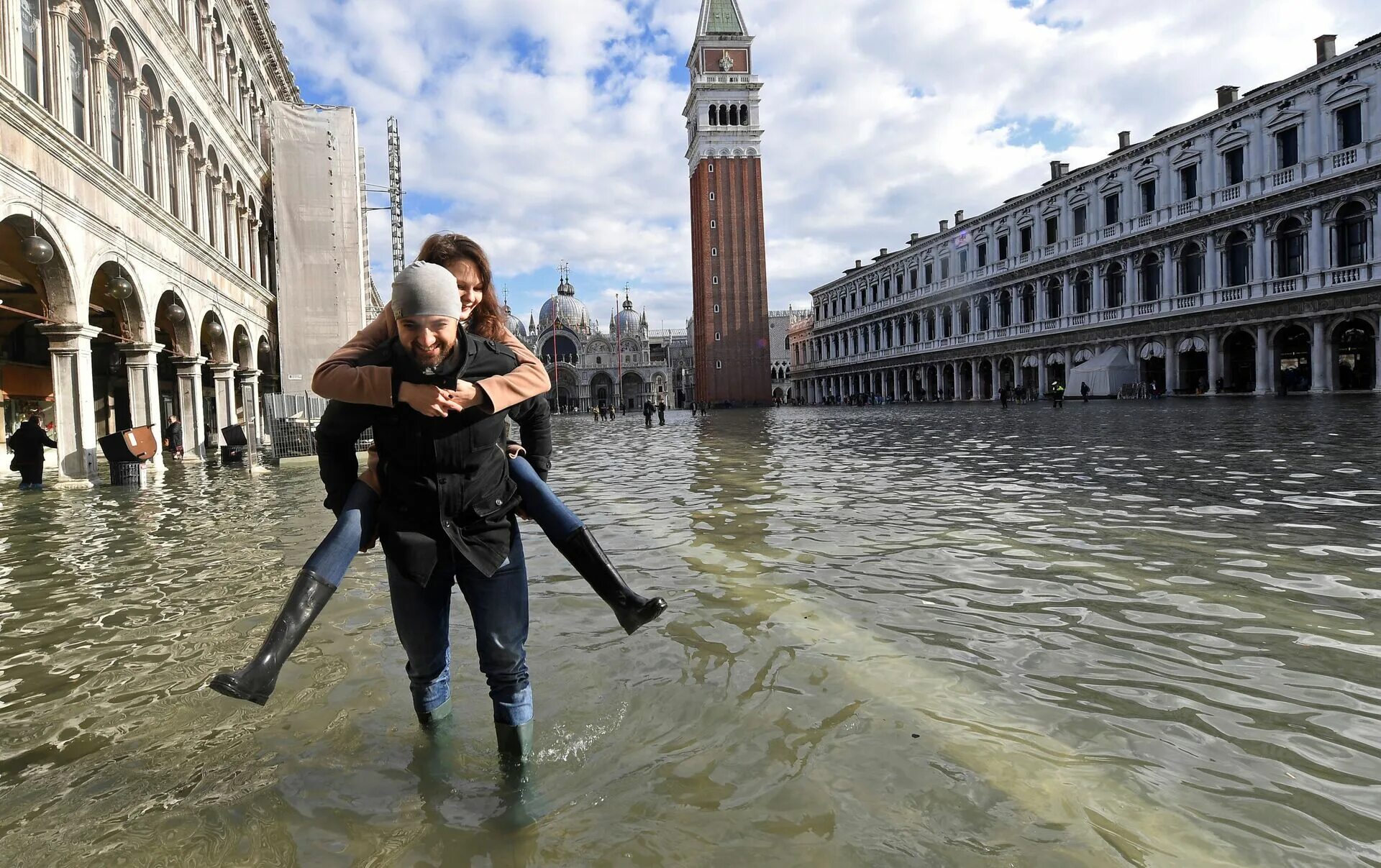 Почему венеция на воде. Площадь Сан Марко в Венеции затопило. Затопленная площадь Сан Марко. Венеция Сан Марко наводнение 2019. Венеция Италия пересохли каналы.