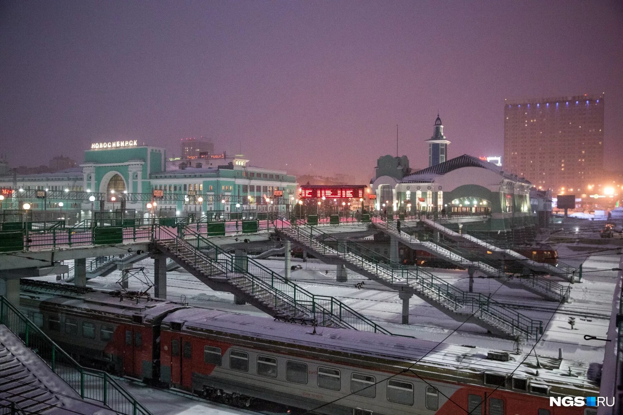 Ржд новосибирск телефон. РЖД вокзал Новосибирск. Омск Железнодорожный вокзал 2020. Новосибирск Сибирская вокзал. Новосибирский вокзал зима.