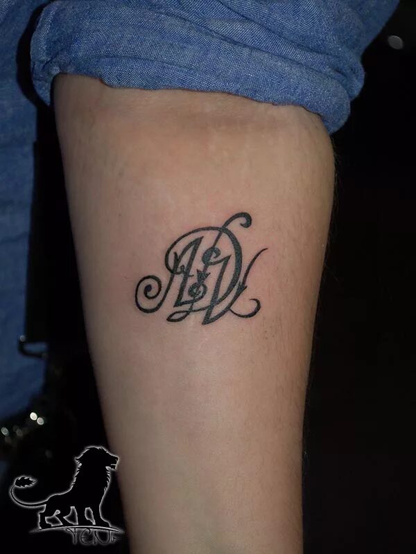 тату две буквы. тату две буквы. тату инициалы. буква на запястье тату маленькая. тату буква s.
