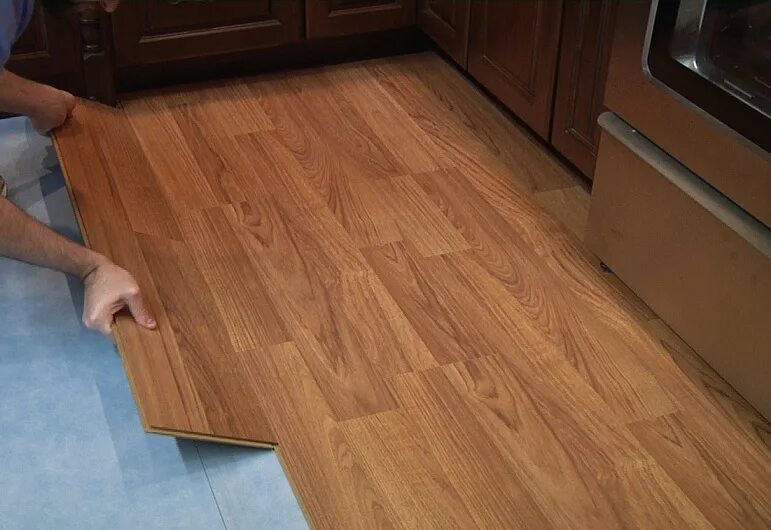 Укладка плитки на деревянный пол. Укладка деревянного пола. Ламинат поверх старого паркета. Укладка ламината на деревянный пол. Можно ли положить.