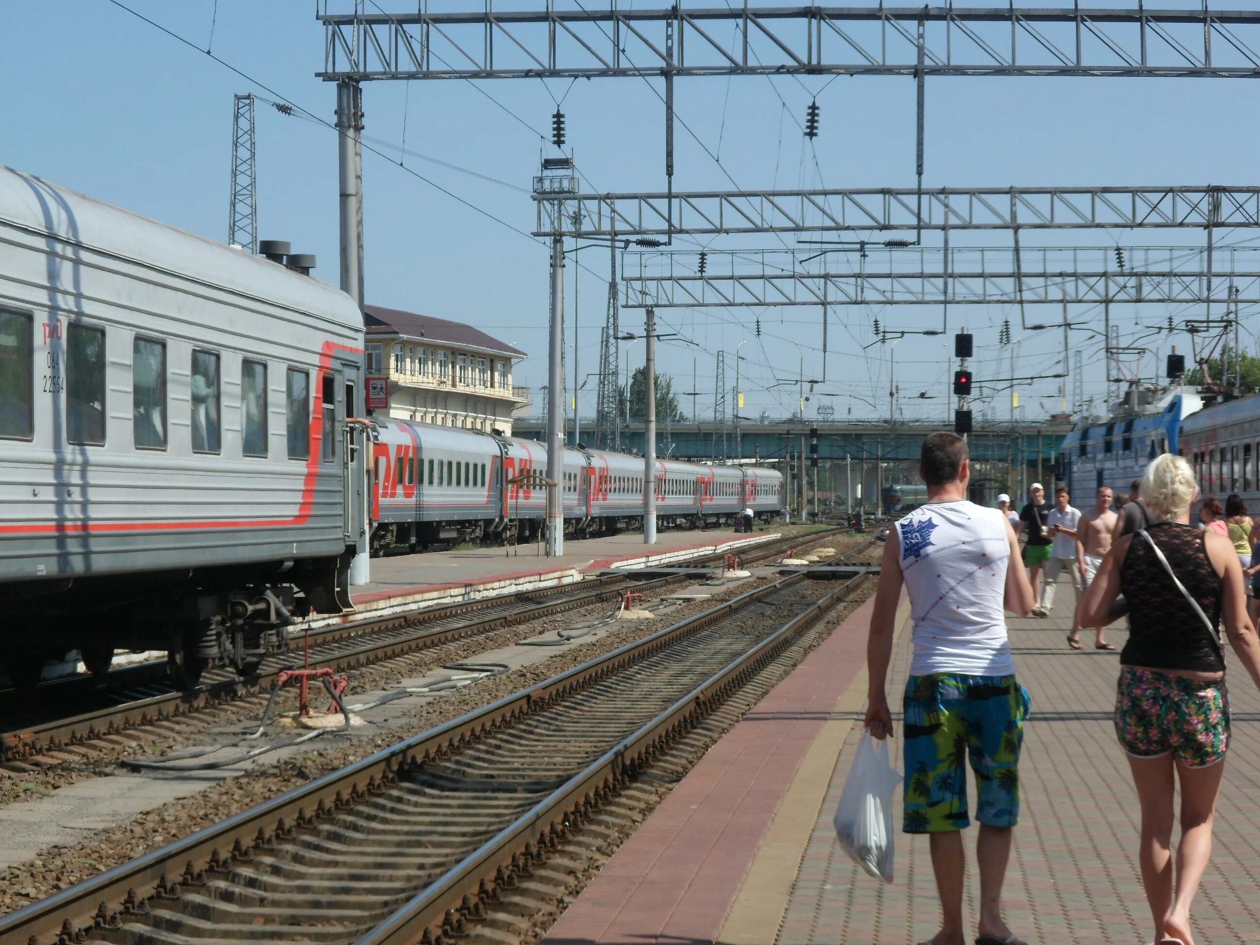 Поезд ростов курганинск. Поезд Ростов. Поезд Ростов Москва. Фирменный поезд Ростов. Ростовские электрички.