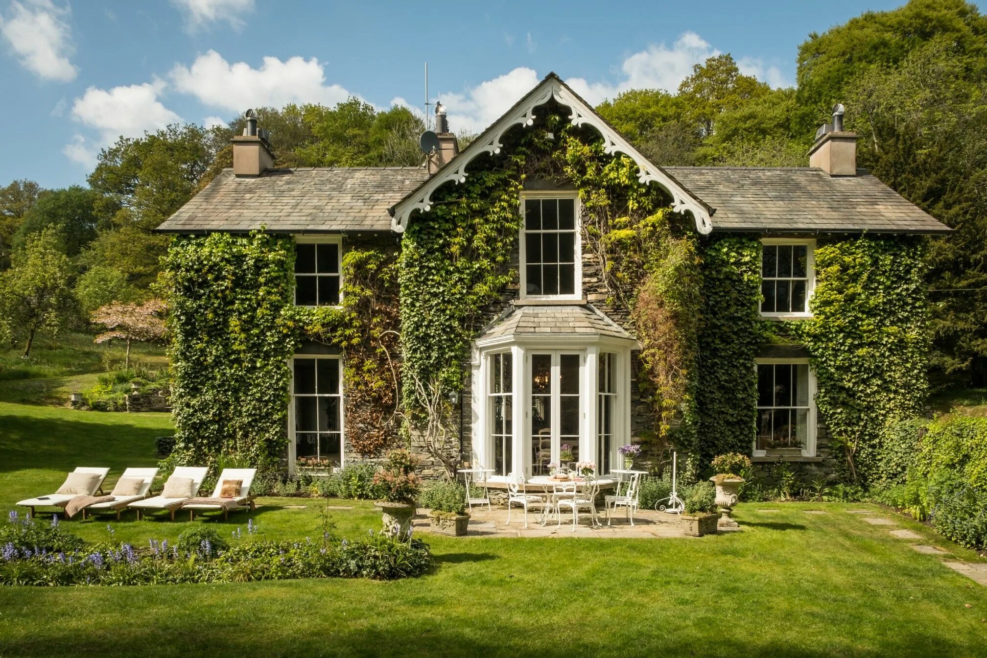 Английский дом картинки. Стиль Тюдор (Tudor Revival Cottage). Великобритания Хэмпшир коттедж. Усадьба Лейк Хаус Англия. Cottage дом в Англии.