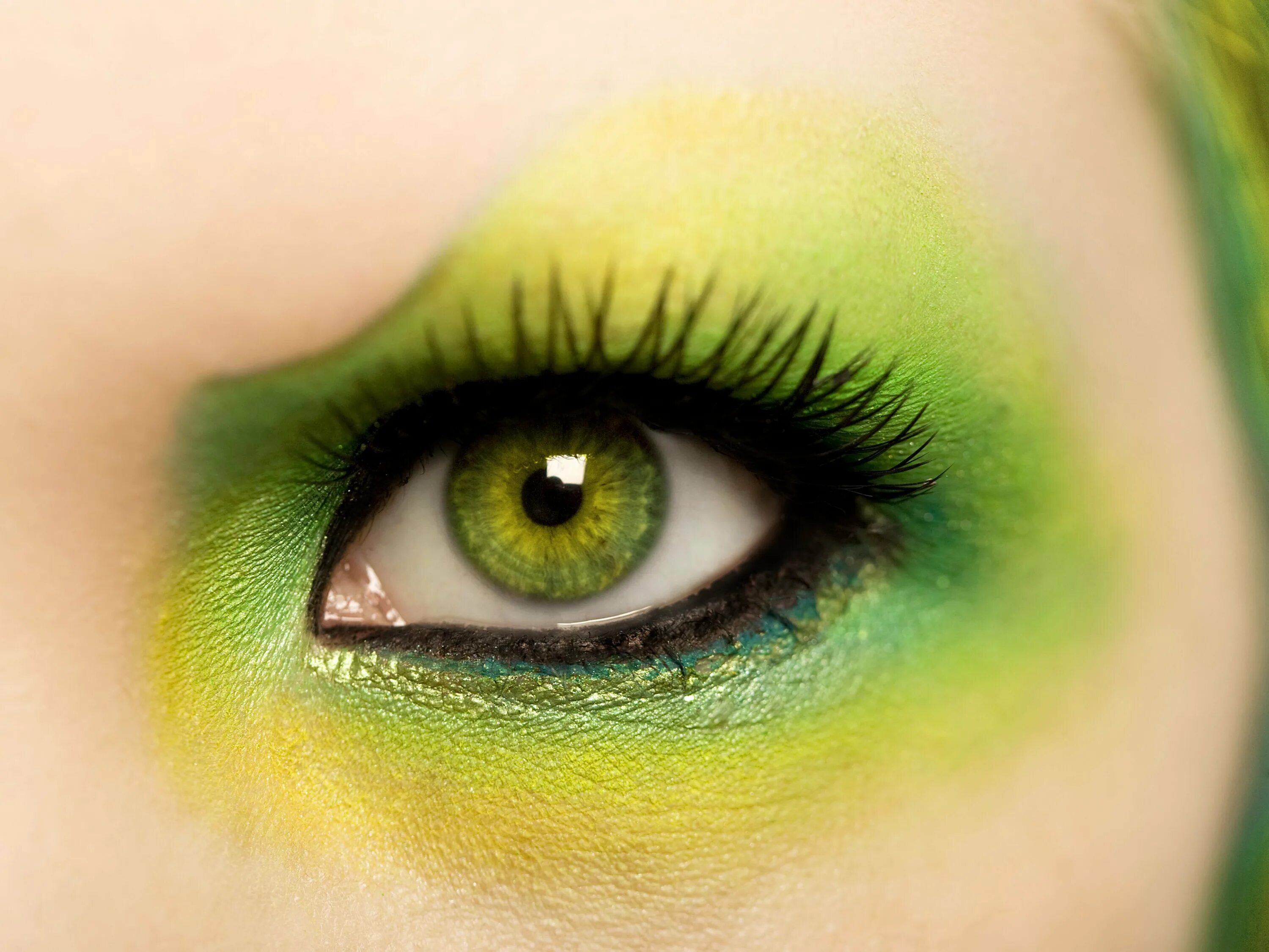 Зелено голубо желтые глаза. Зеленый макияж. Макияж для зеленых глаз. Изумрудно зеленые глаза. Красивые зеленые глаза.