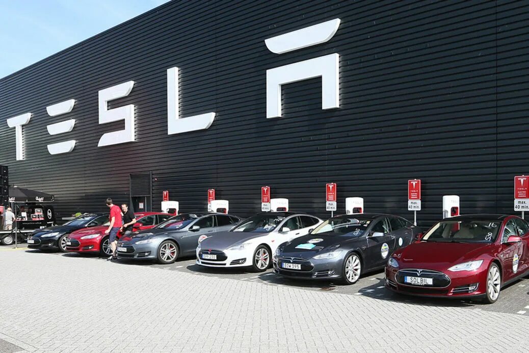 Самые открытые компании. Tesla Motors. Tesla Motors Company. Tesla Motors автомобили Tesla. Автомобильный салон Tesla Motors.