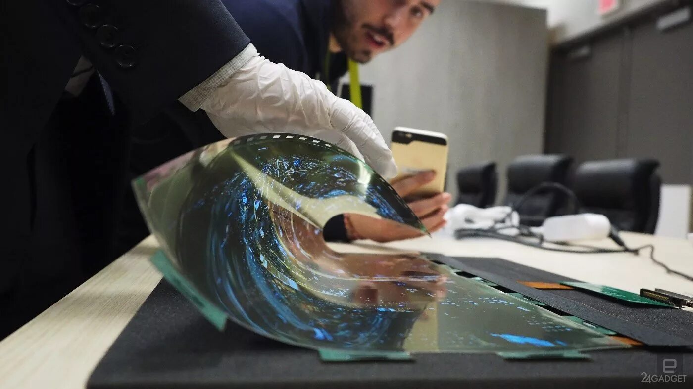 Гибкая матрица oled. Гибкий дисплей. Смартфон с гибким экраном. Гибкая электроника олед дисплеи. Новые гибкие технологии.