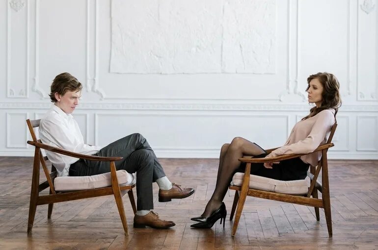 Сидят друг напротив друга. Женщина сидит на мужчине. Мужчина и женщина напротив друг друга. Сидя напротив друг друга.