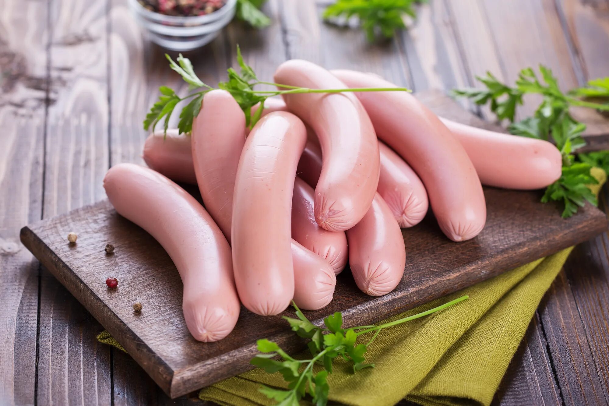 Сырая колбаса. Вареные сардельки. Вареные сосиски. Вареные сардельки. Сосиска отварная.
