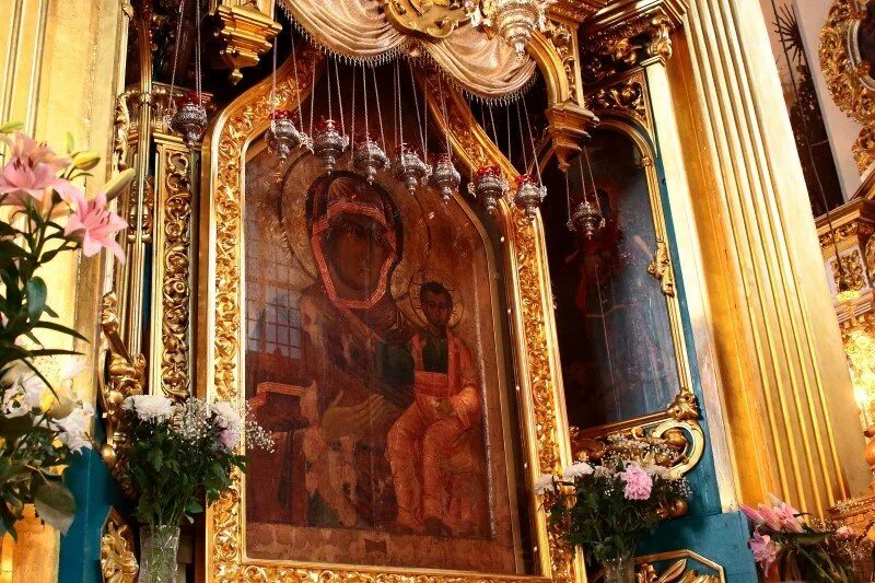 иконы в смоленском успенском соборе. смоленский успенский собор одигитрия. одигитрия казанская икона. иконы в смоленском успенском соборе. иконы в смоленском успенском соборе.