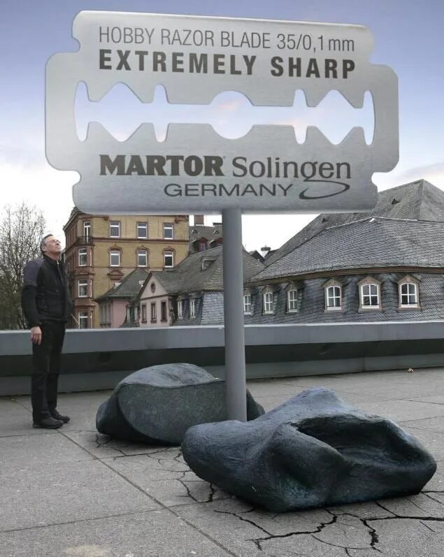 Креативные билборды. Острые лезвия билборды текст. Острые лезвия билборды обложка. Рекламные щиты с навигацией. Гениальная реклама.