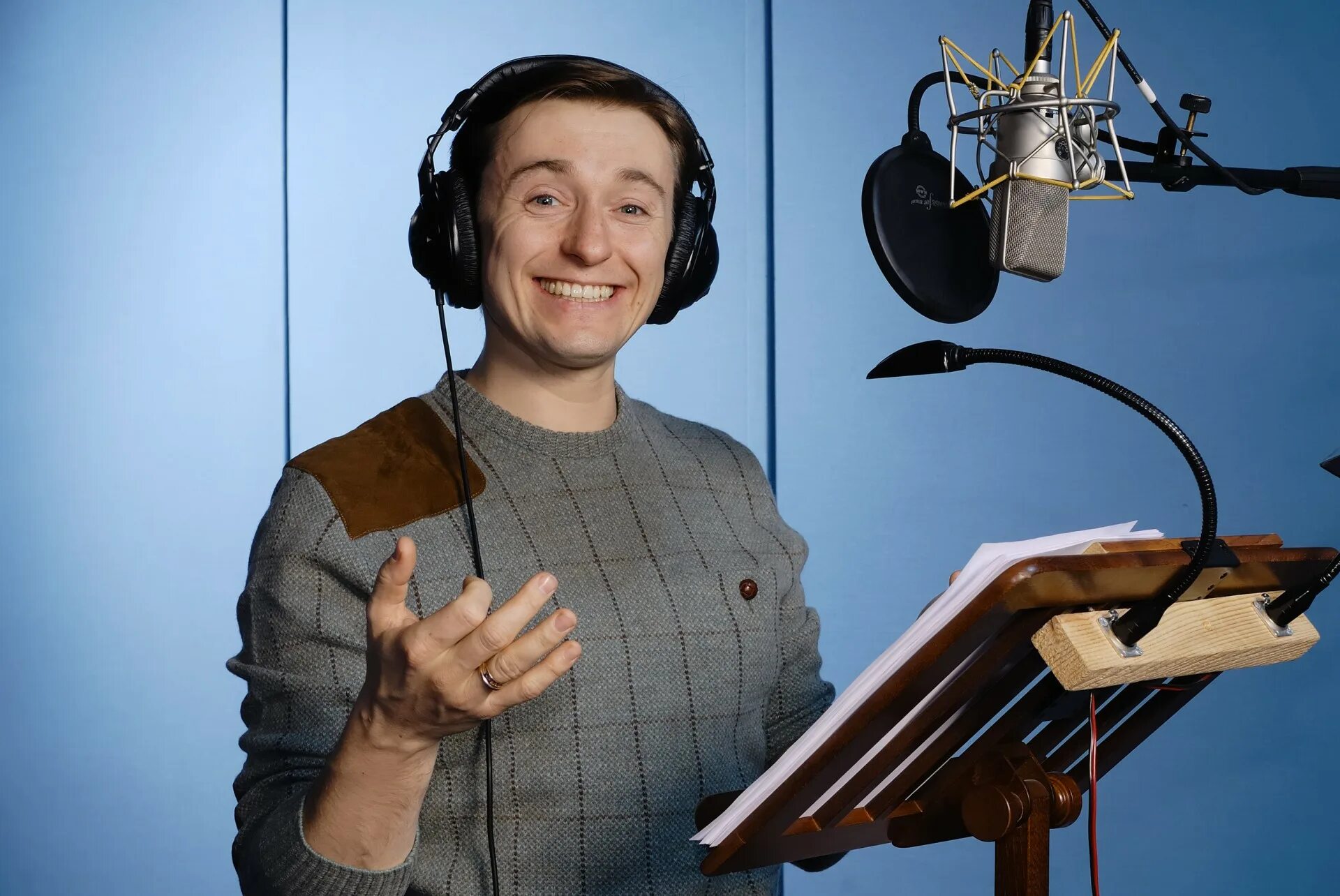 Диктор аудиозапись. Евгения данилина радиоведущая. Женщина озвучивающая. Диктор в студии звукозаписи. Павел анисимов радиоведущий.