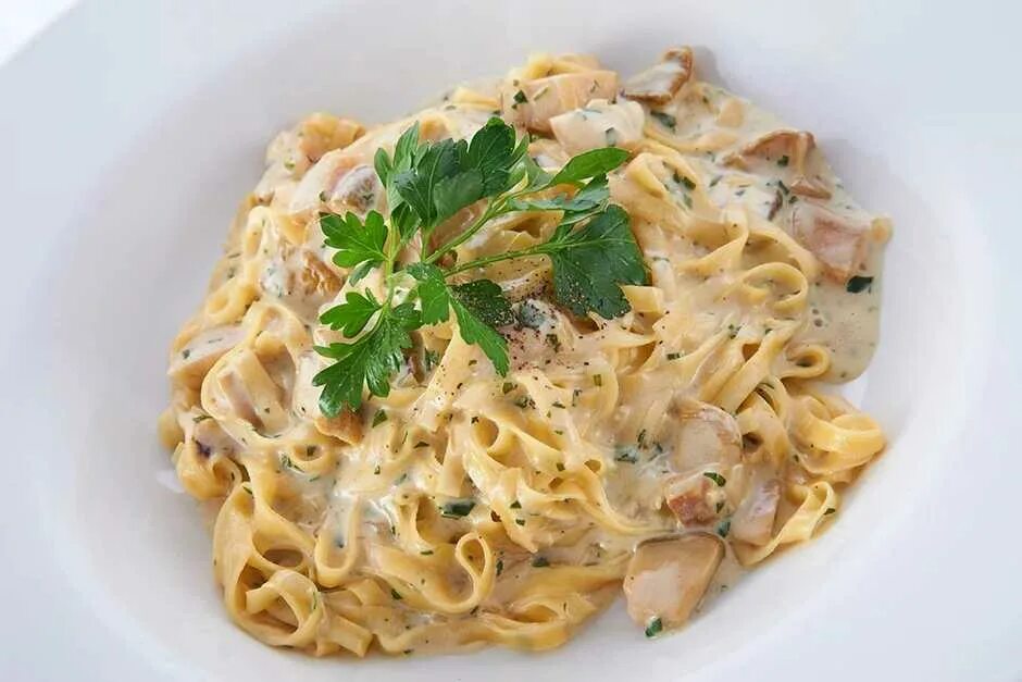 Шампиньоны соус для спагетти. Тальятелле (tagliatelle). Тальятелле с белыми грибами. Паста тальятелле с грибами. Тальятелле паста с курицей и грибами.