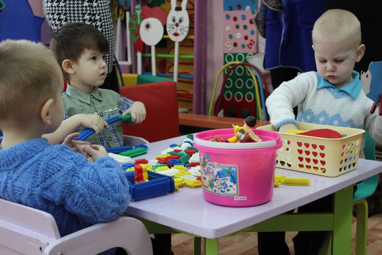 малыши играют. мини ясли. дети играют. игровая деятельность детей 2 3 лет. раннее детство.