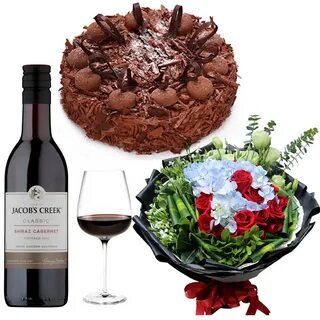 Бутылка вина и конфеты