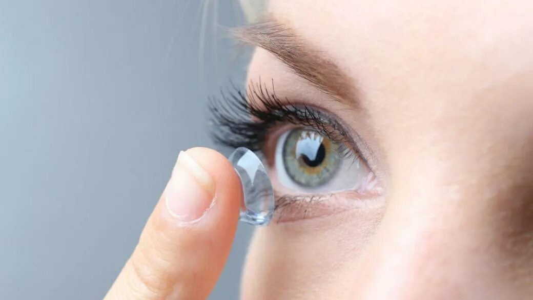 Линзы для глаз. Глаз рука контактная линза. Контактные линзы фото. Ортокератология (ночные контактные линзы). Можно носить линзы с очками