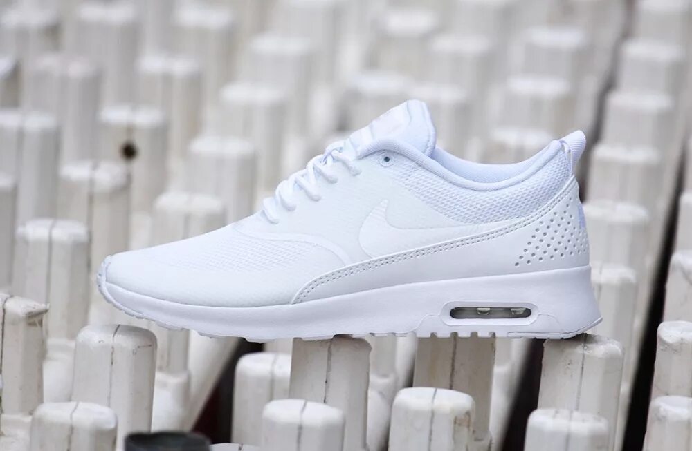 Кроссовки найк купить в москве outlet nike. Nike Air Max White. Nike Air Max Thea женские белые. Кроссовки найк АИР Макс Thea. Air Max 69 Nike белые.