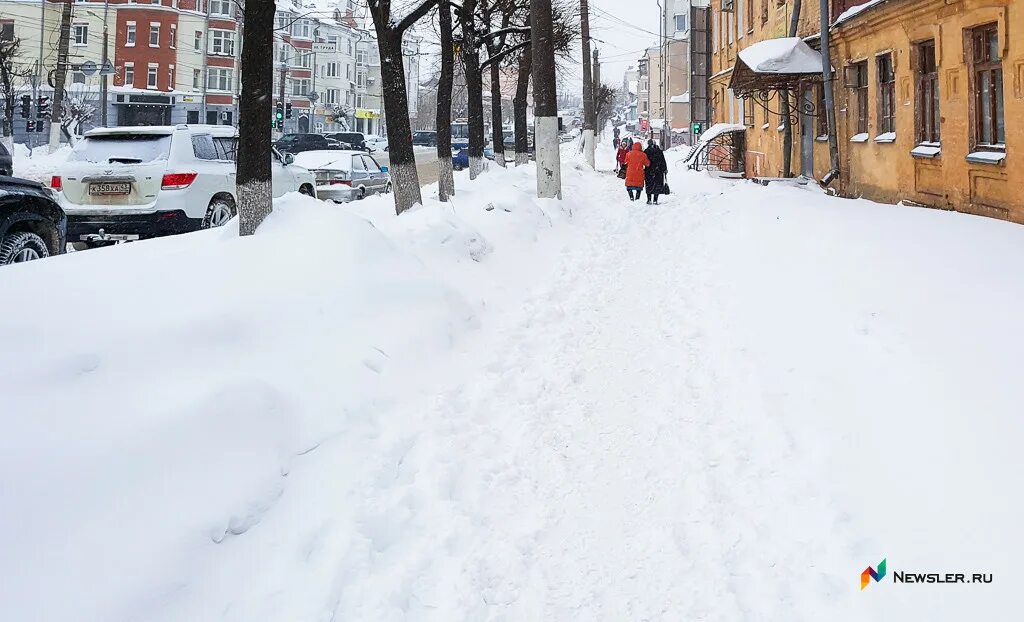 Снегопад Киров. Сугробы снега во дворе. Снег в Кирове. Заснеженный Киров.