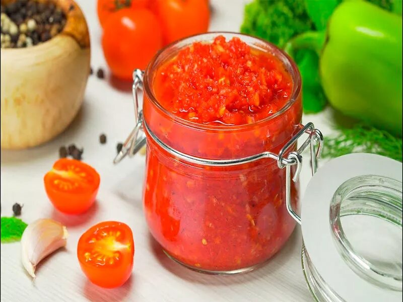 Помидоры варить на зиму рецепт. Аджика. помидоры через мясорубку на зиму. вареная аджика из помидор. помидоры с перцем через мясорубку.